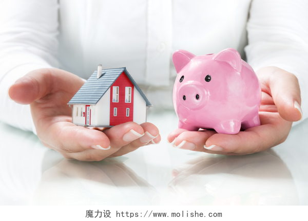 一只手拿着房子一只手拿着小猪存钱罐抵押贷款和储蓄的概念